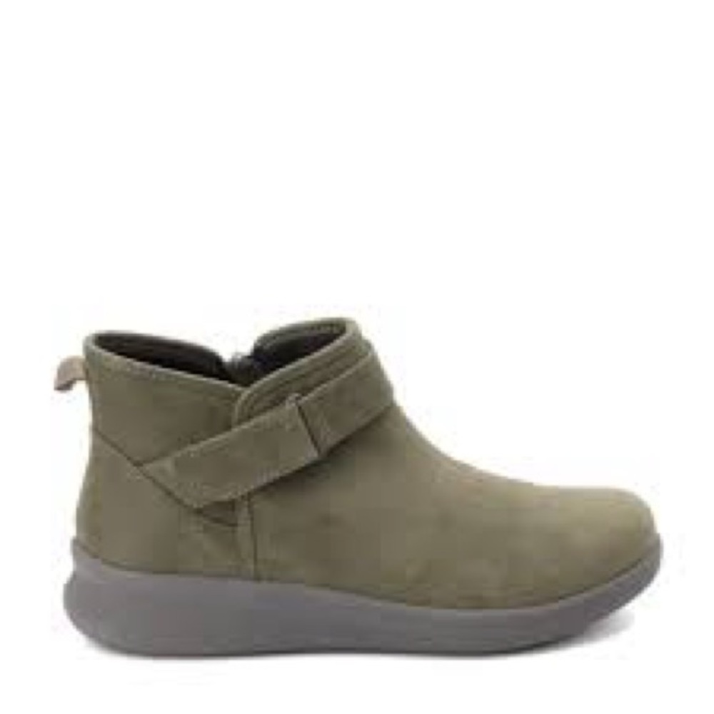 NEW!! Women’s Clarks Sillian 2.0 West Khaki Bootie Size 7.5W